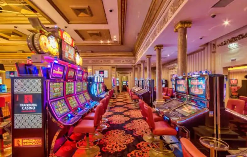 Pengguna memasang taruhan olahraga dan game kasino di platform mpo200